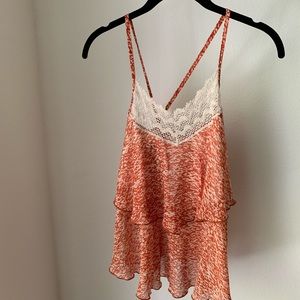 Two layer crisscrossed back tank